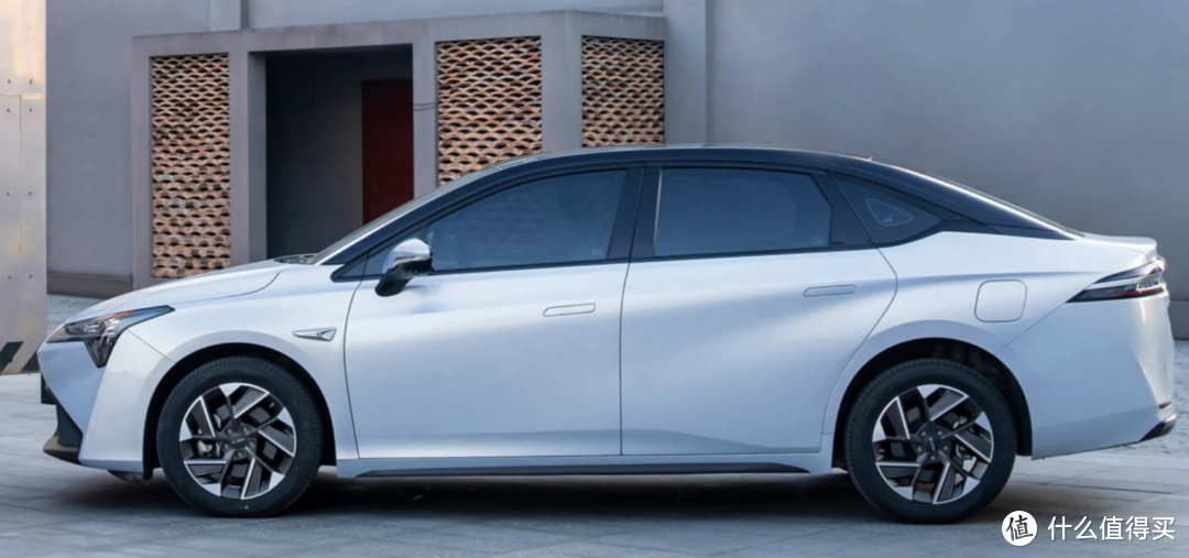 10万左右的车，燃油车和电车哪个用车成本低